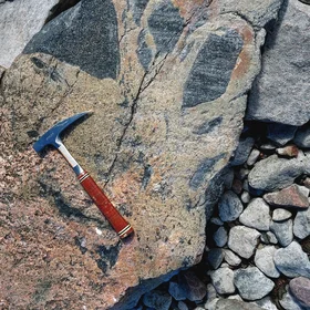 Example of meta-gabbro/amphibolite enclaves in a granite vein (possible pegmatite texture).