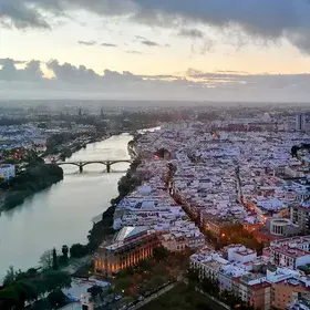 Rising beyond the riverbanks: urban growth of Seville