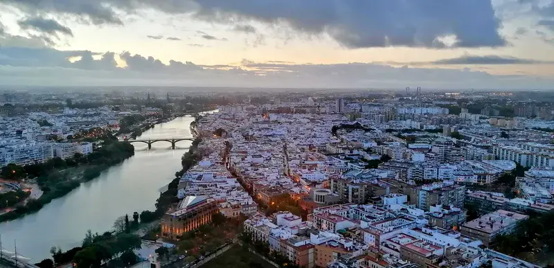 Rising beyond the riverbanks: urban growth of Seville