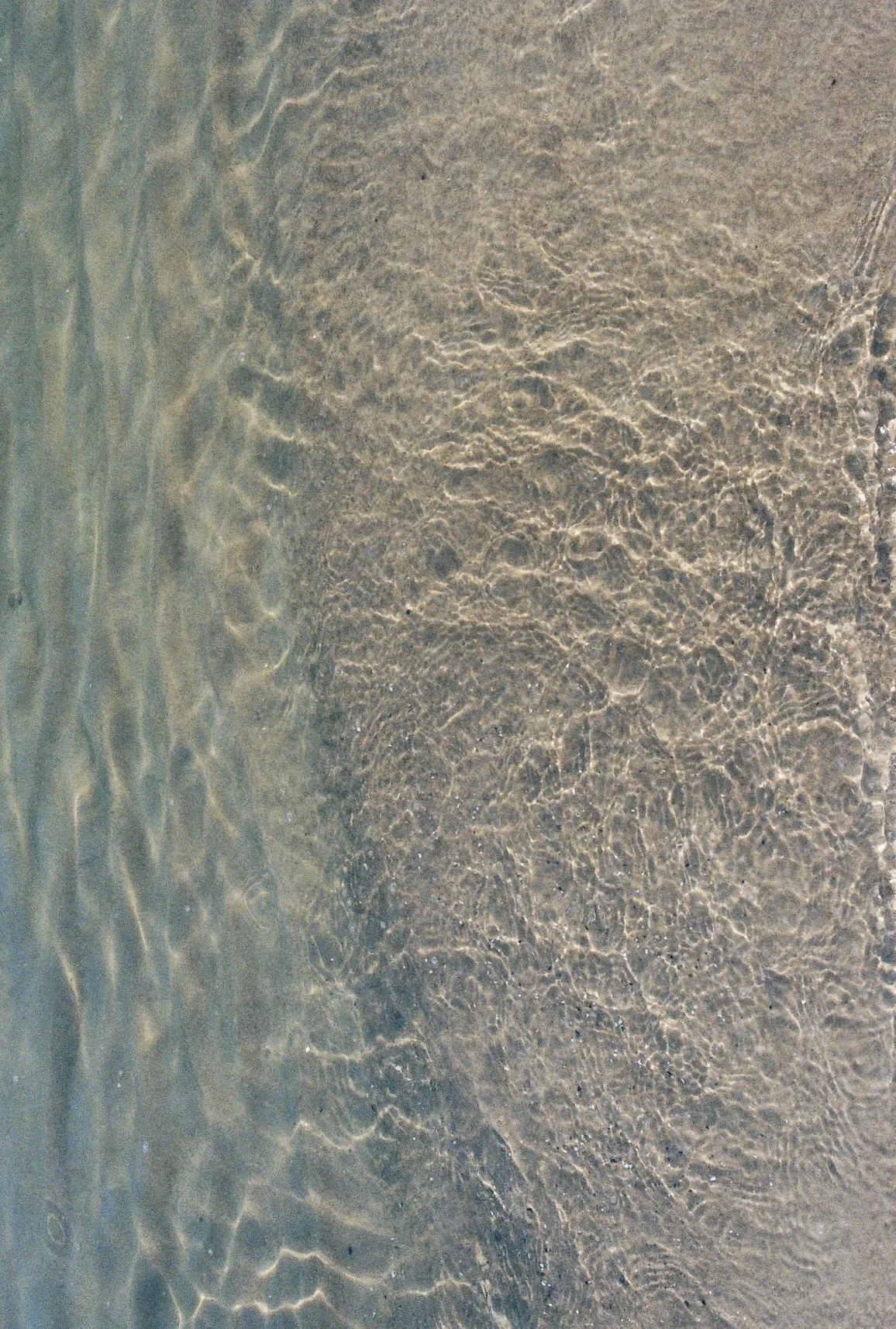 S(tr)anding – Sand, waves and sunlight
