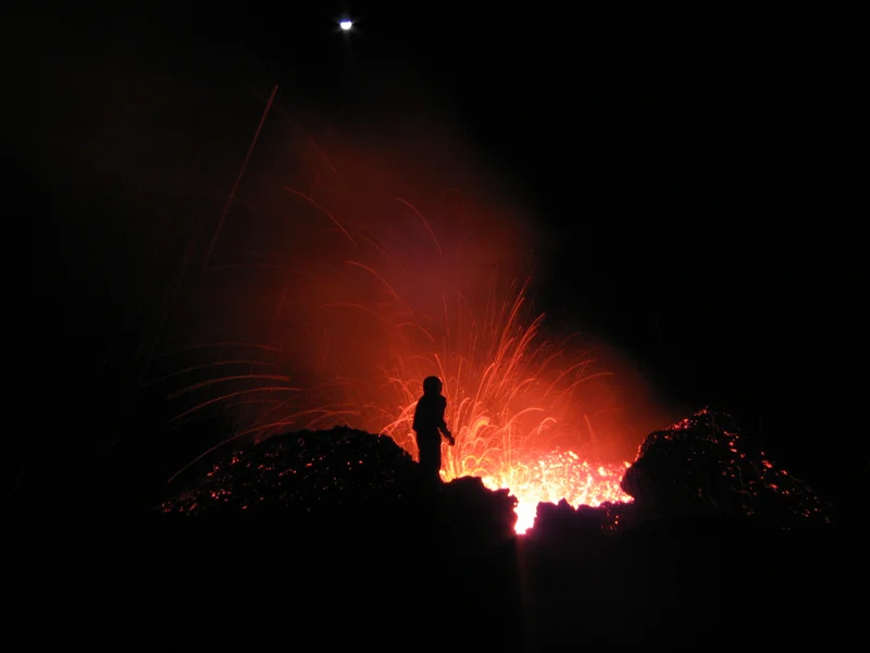 Looking into the Fournaise