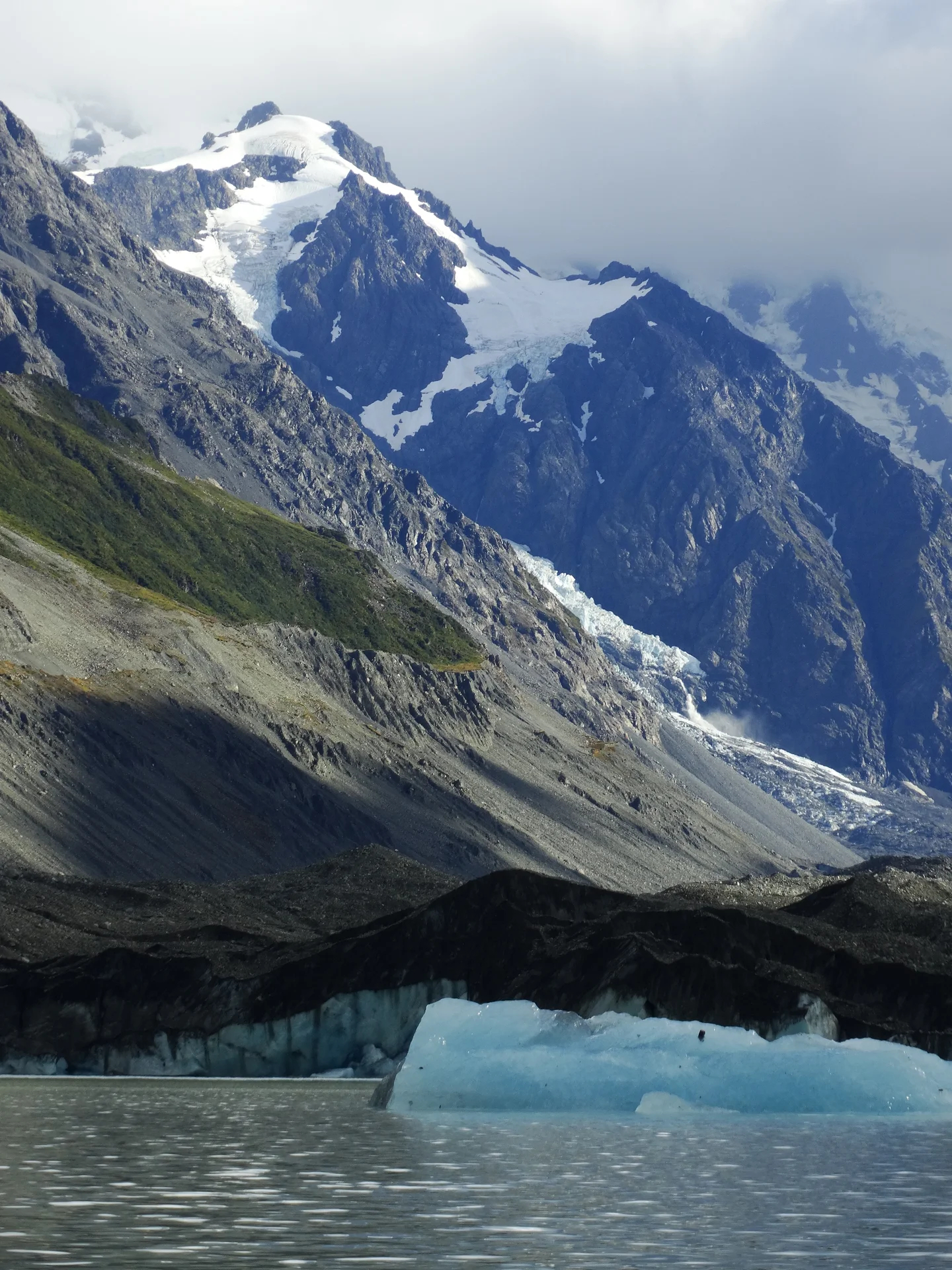 Iceberg drifting away from the Tasman glacier