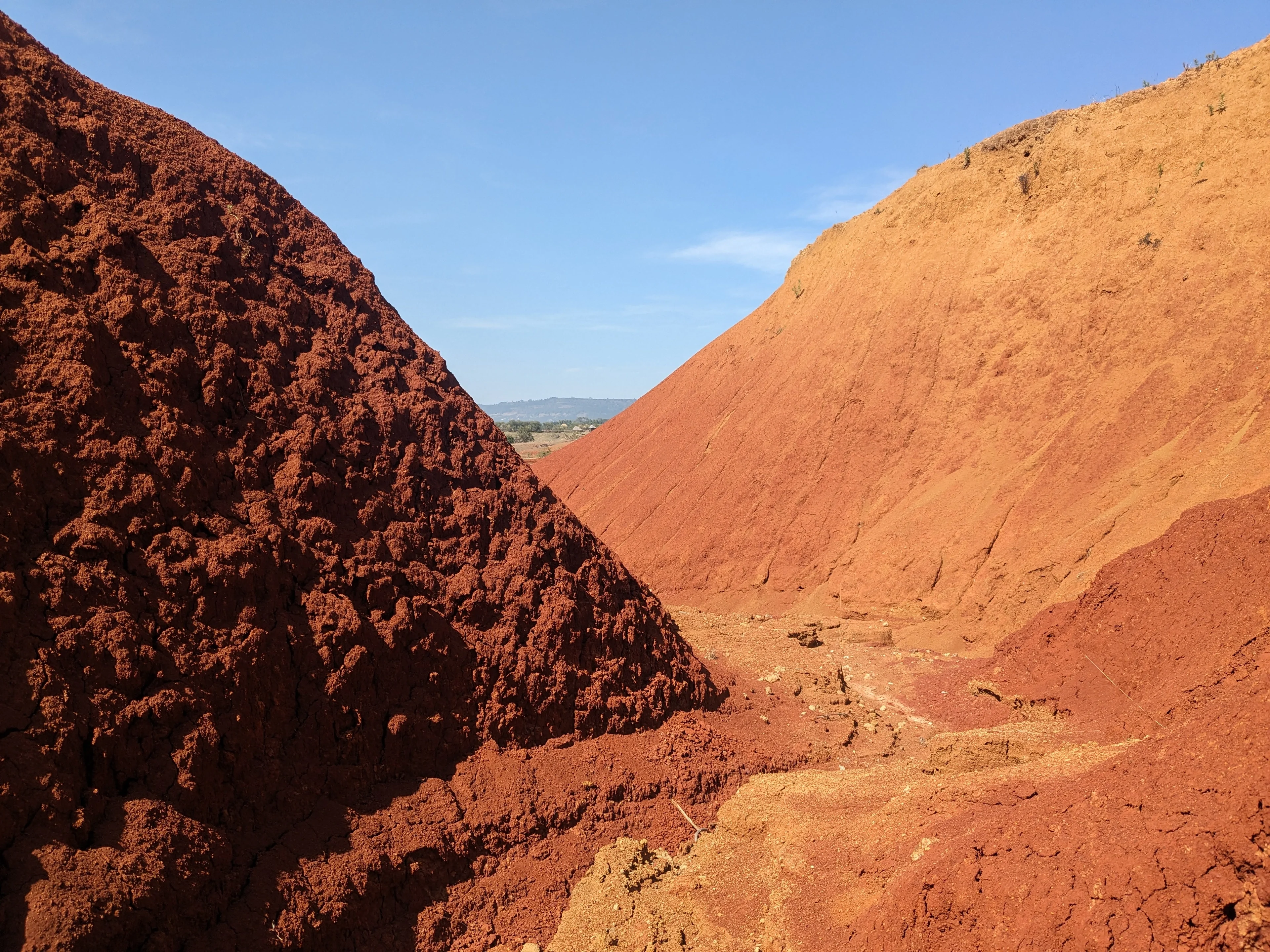 The shades of soil versus the shape of the gully