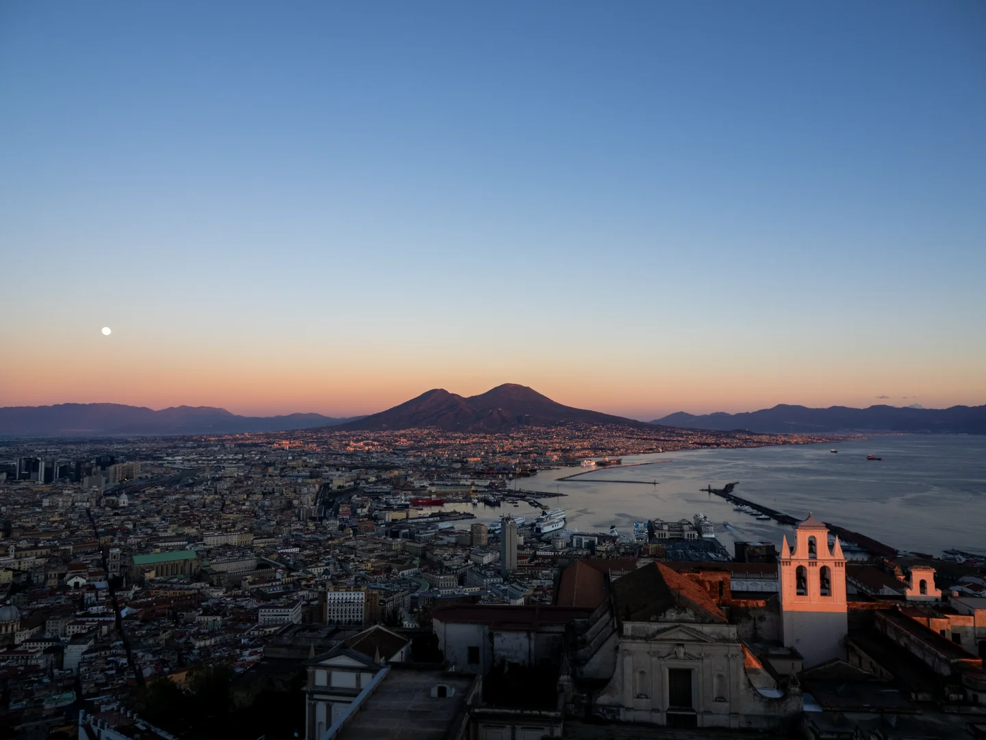 Under the watchful eye of the Vesuvius