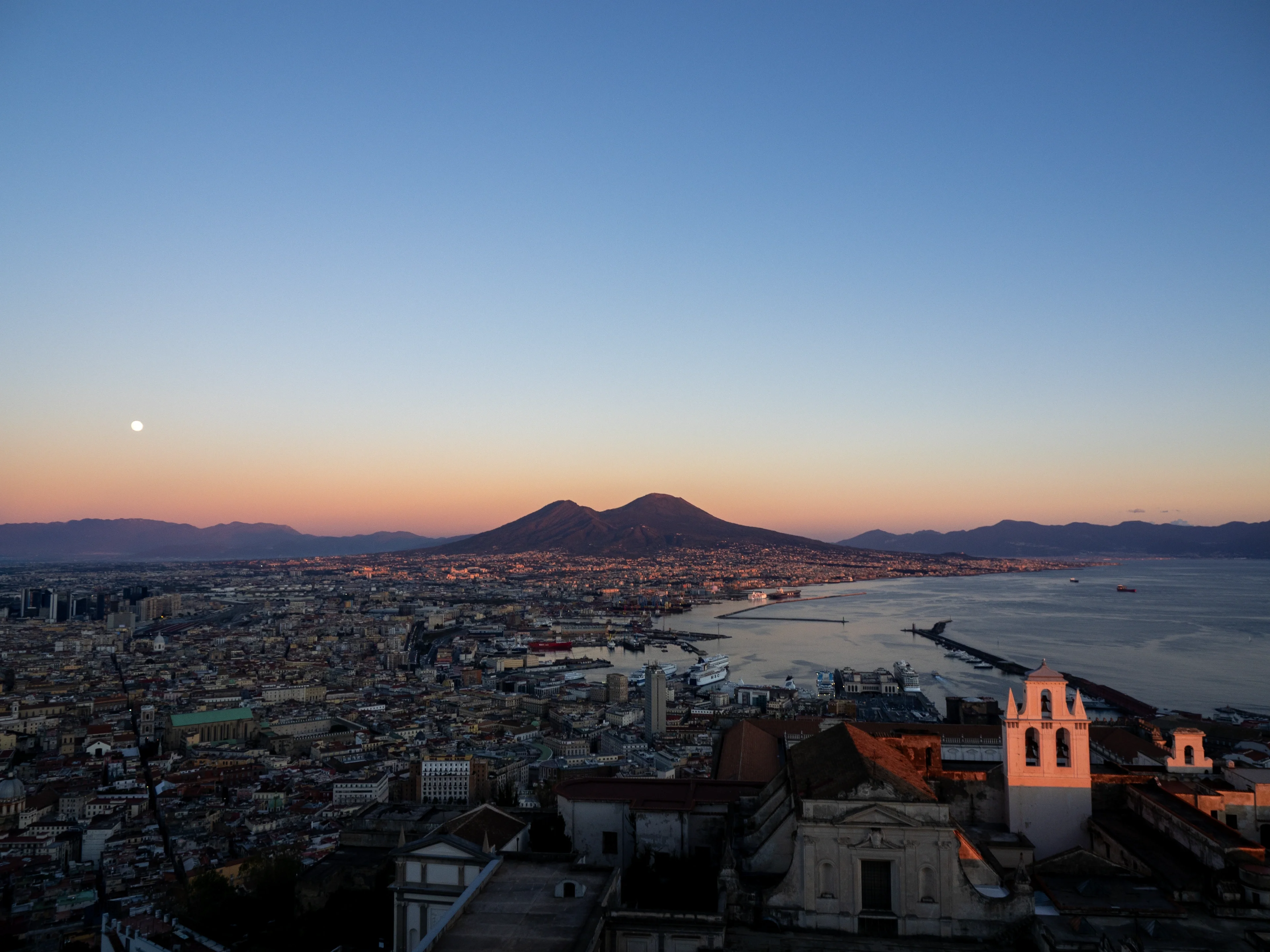 Under the watchful eye of the Vesuvius