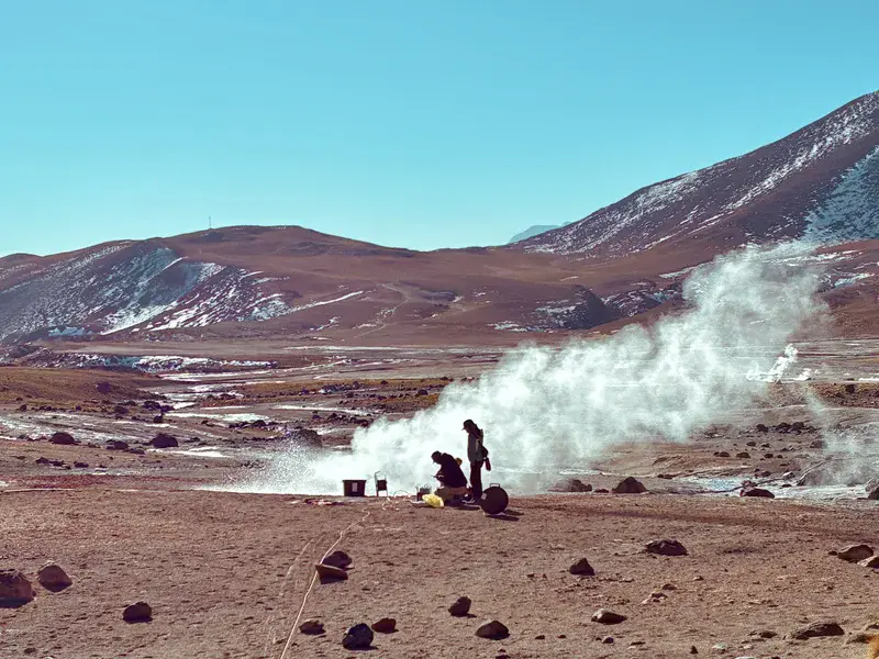 Revealing geyser dynamics at The Three Vicuñas