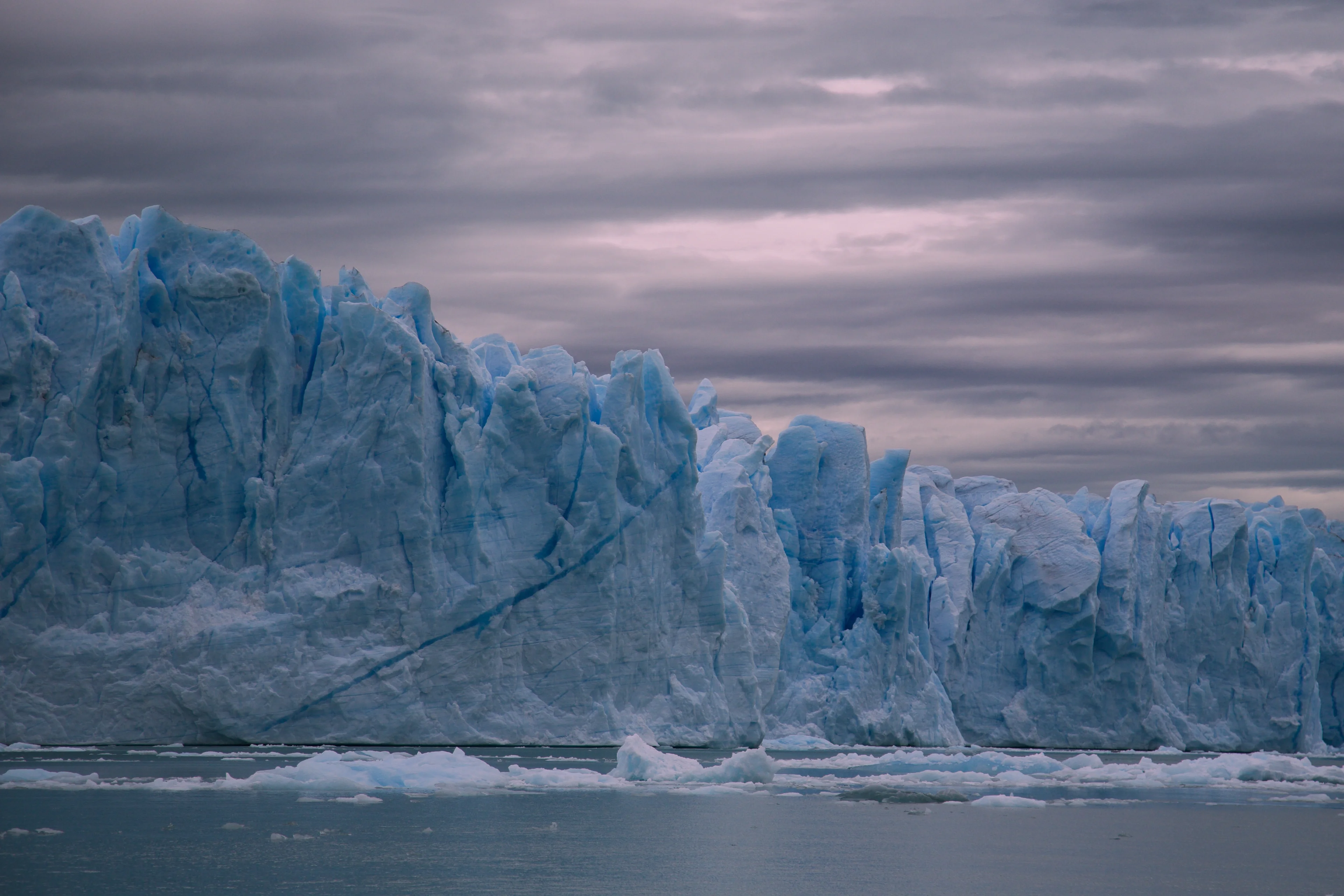 Structures of the Perito Moreno glacier