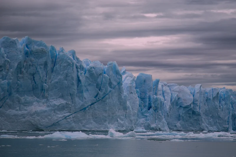 Structures of the Perito Moreno glacier