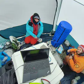 Improvised stability: Absolute Quantum Gravimetry in the Arctic