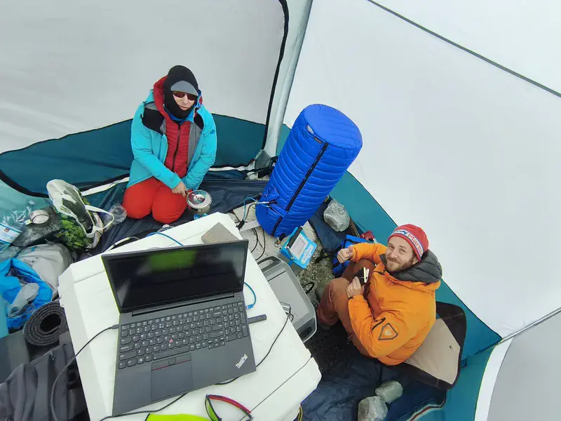 Improvised stability: Absolute Quantum Gravimetry in the Arctic