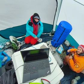 Improvised stability: Absolute Quantum Gravimetry in the Arctic
