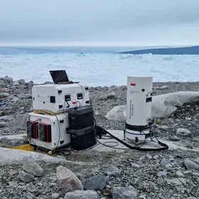 Quantum Gravimetry meets a calving glacier in the Arctic