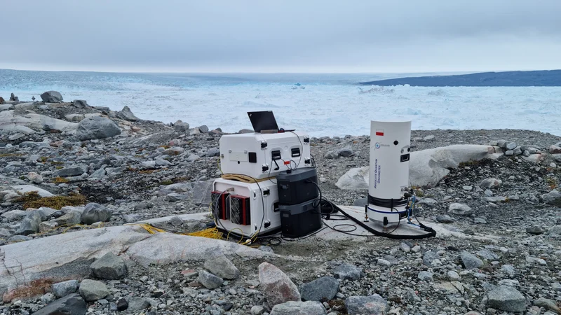 Quantum Gravimetry meets a calving glacier in the Arctic
